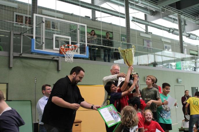 Pokalverleihung an die SchülerInnen der Hauptschule HErbertskaul auf Frechen Pokalverleihung an die SchülerInnen der Hauptschule HErbertskaul auf Frechen