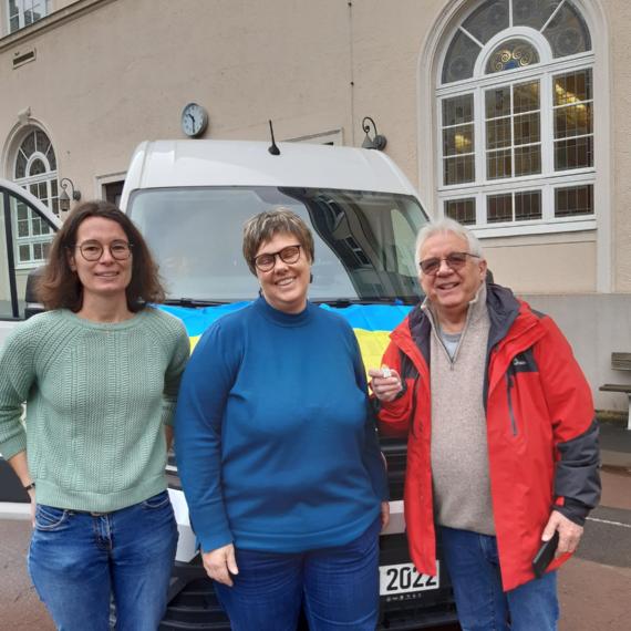 Diakon Dr. Szelest mit Beifahrerin und Schulseelsorgerin an der LFS Bonn