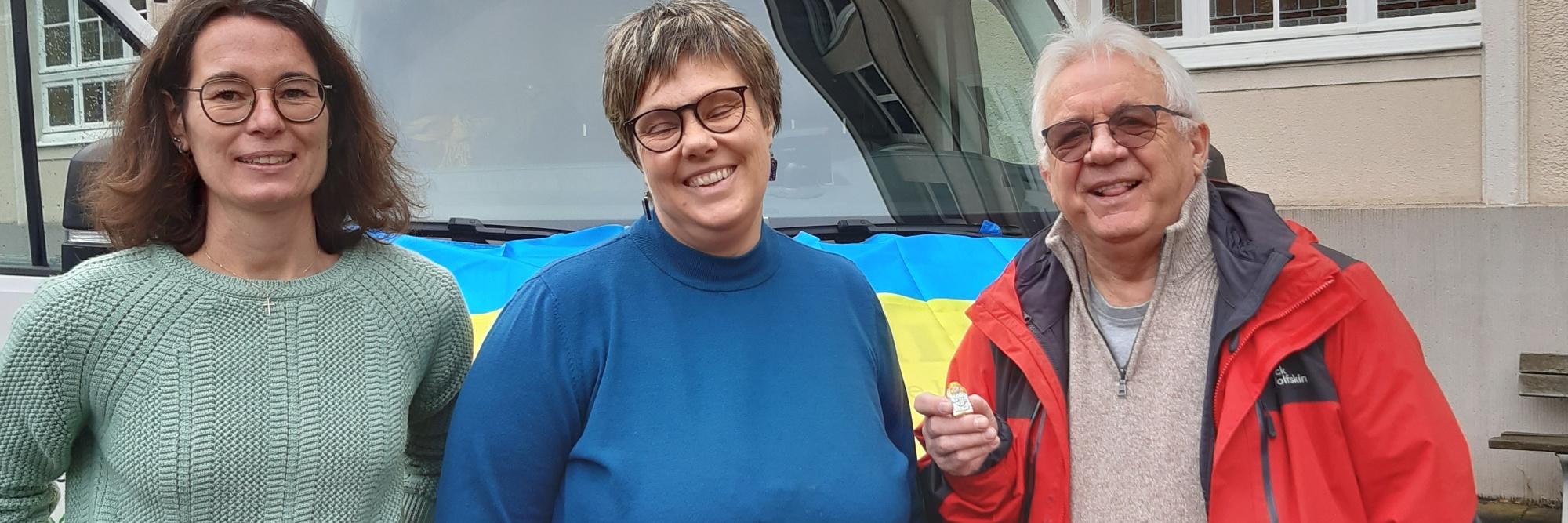 Diakon Dr. Szelest mit Beifahrerin und Schulseelsorgerin an der LFS Bonn