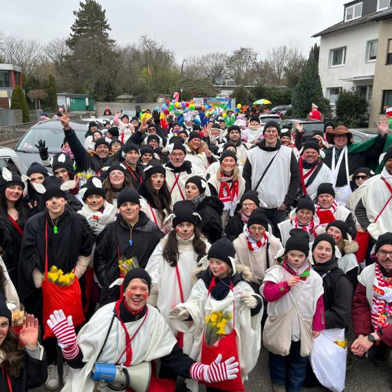 Gruppenbild der Karnevalsgruppe von St. Gereon Merheim als Schäfchen von St. Gereon verkleidet. Etwa 100 Personen allen Altern mit vielen neuen Nachbarn