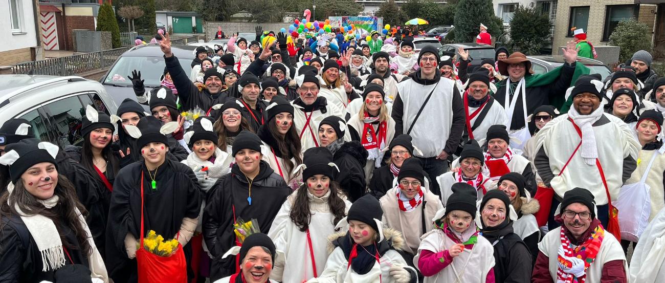 Gruppenbild der Karnevalsgruppe von St. Gereon Merheim als Schäfchen von St. Gereon verkleidet. Etwa 100 Personen allen Altern mit vielen neuen Nachbarn