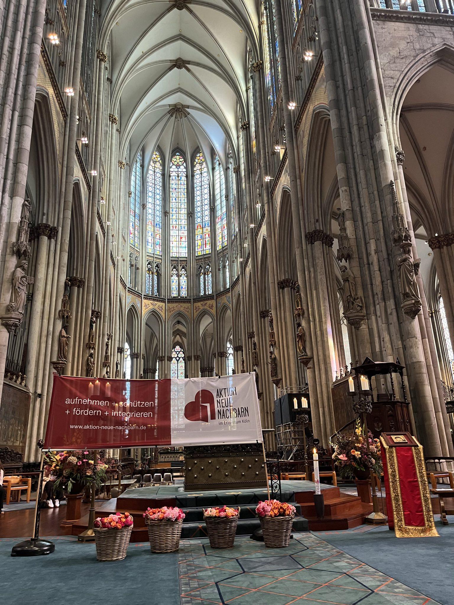 Das Banner der Aktion Neue Nachbarn im Kölner Dom zur Andacht mit Geflüchteten