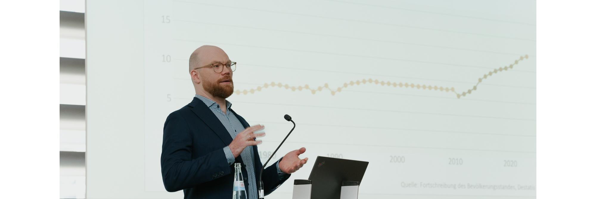 Dr. Niklas Harder auf dem Fachnachmittag 2026
