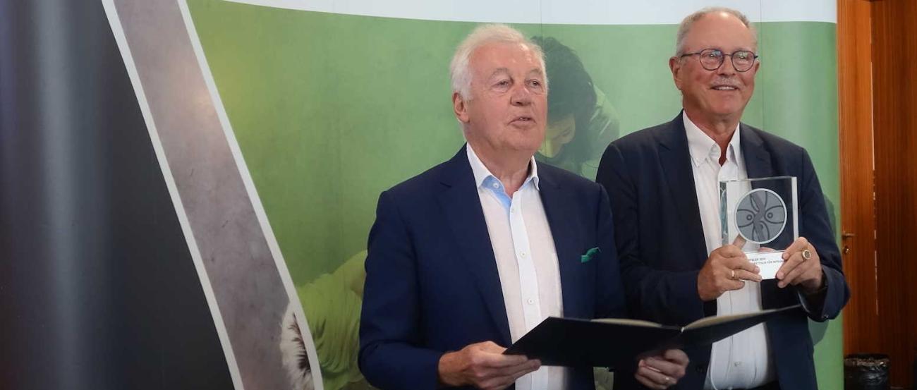Prof. Dr. Wilhelm verleiht Dr. Uellenberg van Dawen als Sprecher des Runden Tisches den Rheinlandtaler