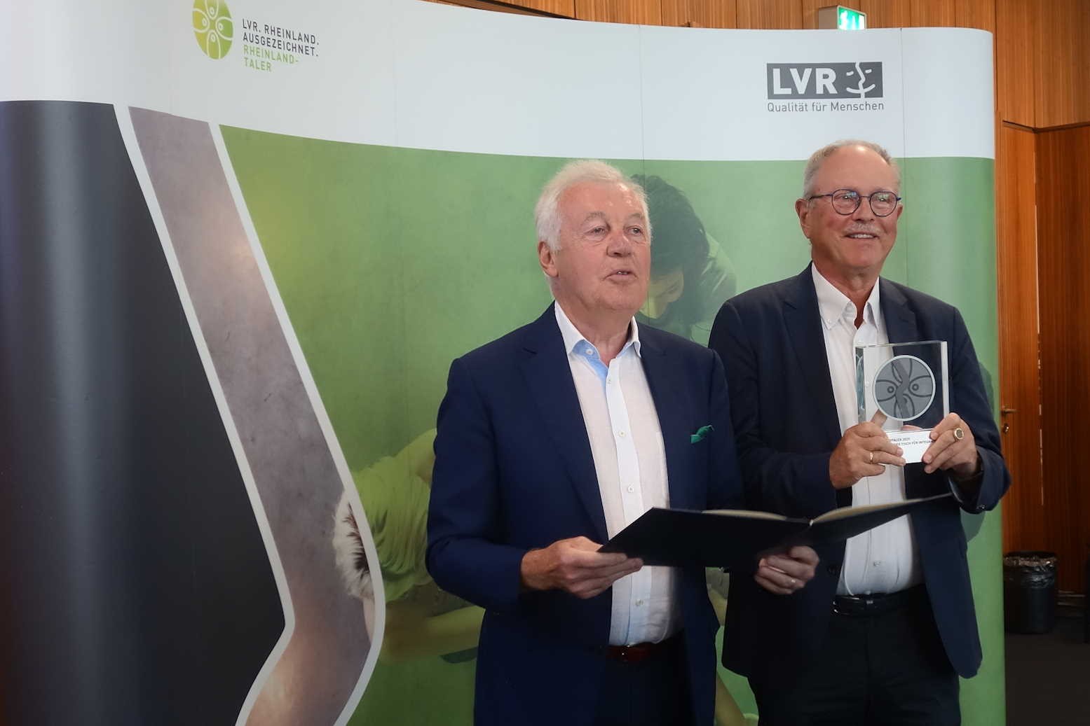 Prof. Dr. Wilhelm verleiht Dr. Uellenberg van Dawen als Sprecher des Runden Tisches den Rheinlandtaler