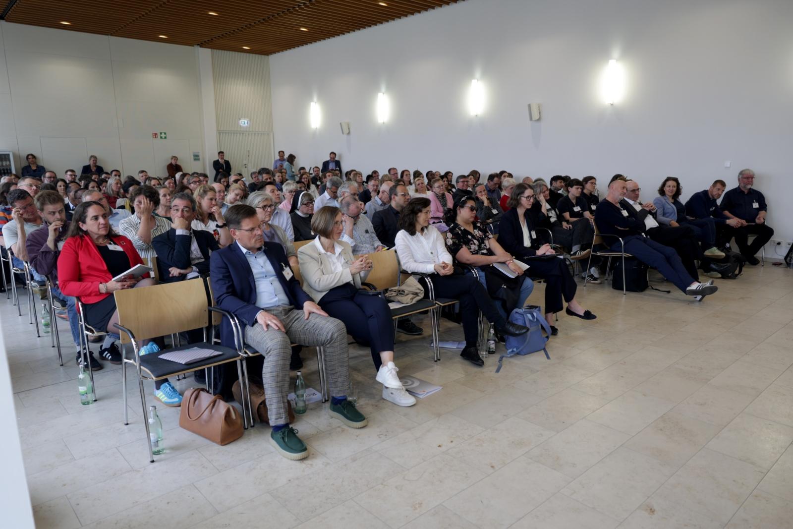 10. Katholischen Flüchtlingsgipfel in Würzburg_Vorträge (7) Der 10. Katholische Flüchtlingsgipfel fand am 5. Mai 2026 in Würzburg statt und befasste sich mit dem Thema „Auf sicherem Grund? Menschenrechte und Flüchtlingsschutz – politische Entwicklungen und kirchliche Handlungsansätze“
